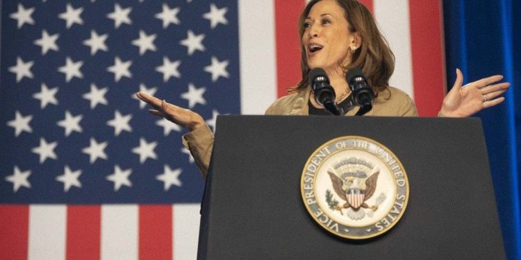 Harris odluku o raspravi o Trumpu naziva ‘prilično slabim potezom’, hvali domorodačku zajednicu na skupu u Arizoni