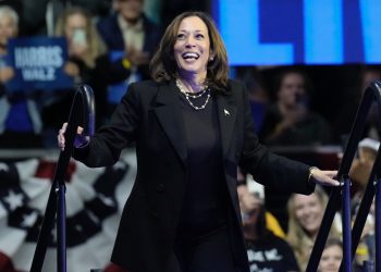 Harris se ruga prosvjednicima koji se zalažu za život ‘na pogrešnom skupu’ nekoliko sati prije nego što je katolička dobrotvorna večera ugnjetavana