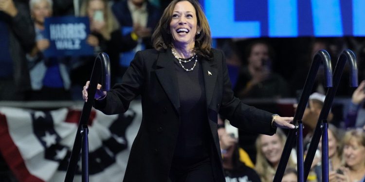 Harris se ruga prosvjednicima koji se zalažu za život ‘na pogrešnom skupu’ nekoliko sati prije nego što je katolička dobrotvorna večera ugnjetavana