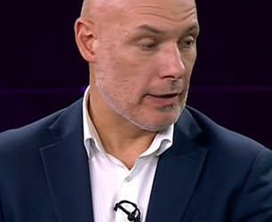 Howard Webb tvrdi da je VAR donio veliku odluku Man Uniteda KRIVO i priznaje da su službene osobe napravile ‘malu pogrešku’ u napetom okršaju na Old Traffordu