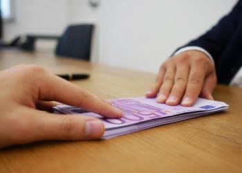 Hrvat iz Njemačke s plaćom od 2800 eura želi dignuti stambeni kredit. Na kraju mjeseca preostalo bi mu 128 eura