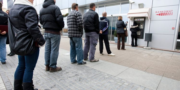 Hrvati zatvaraju račune u poznatoj banki: ‘Uplata izvršena, sredstva nisu dostupna’