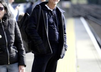 Ideš na posao, Gary? Voditelj utakmice dana Lineker primijećen je kako hvata vlak uoči večerašnje emisije dok kruže glasine o njegovoj budućnosti kao voditelja TV nogometne institucije