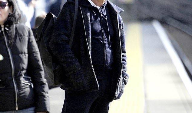 Ideš na posao, Gary? Voditelj utakmice dana Lineker primijećen je kako hvata vlak uoči večerašnje emisije dok kruže glasine o njegovoj budućnosti kao voditelja TV nogometne institucije