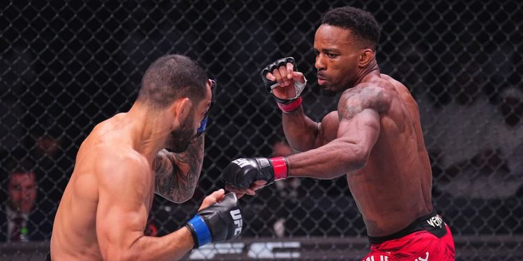 Ilia Topuria vs Max Holloway – UFC 308 LIVE: Score card, round-by-round updates as Lerone Murphy extends unbeaten run while Conor McGregor lays $500,000 bet ahead of featherweight title fight