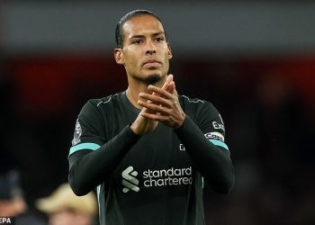 Imperious Virgil van Dijk podsjeća Liverpool što će propustiti ako napusti Anfield nakon isteka ugovora, piše IAN LADYMAN