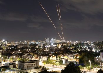 Iran ispaljuje više projektila po Izraelu