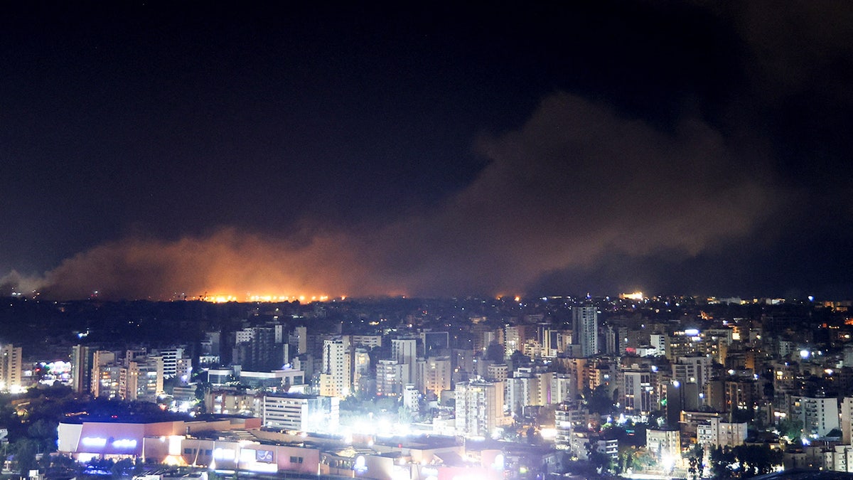 Dim se diže iznad južnih predgrađa Beiruta nakon štrajka