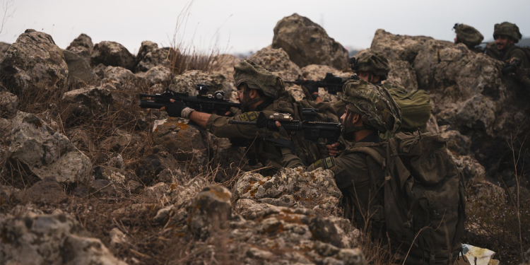 Izraelska vojska kaže da se regularne pješačke, oklopne jedinice pridružuju ograničenoj kopnenoj operaciji u južnom Libanonu