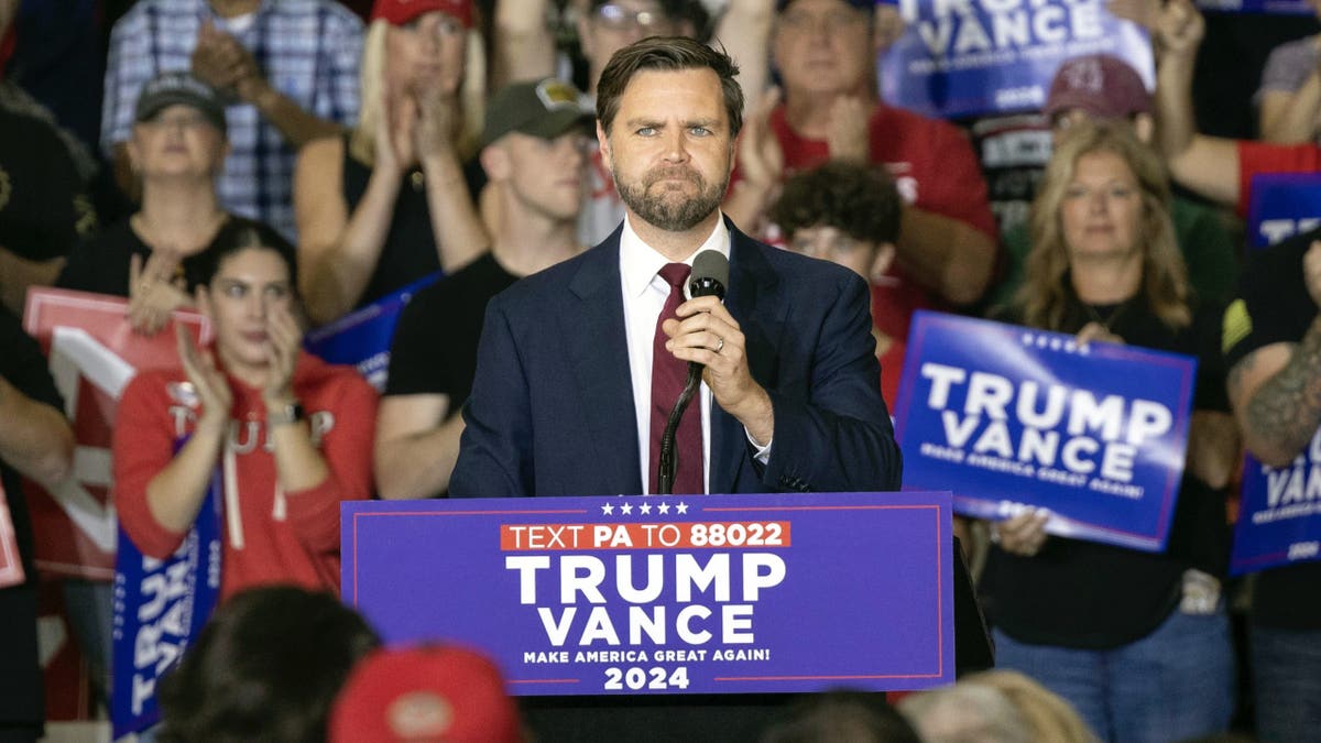 Republikanski potpredsjednički kandidat senator JD Vance, R-Ohio, govori tijekom predizbornog skupa u subotu, 28. rujna 2024., u Newtownu, Pa. (AP Photo/Laurence Kesterson)