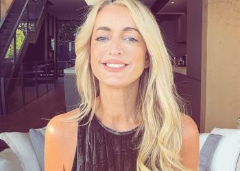 Jackie ‘O’ Henderson šepuri se svojim vitkim stasom dok odlazi u grad kako bi proslavila objavljivanje svojih memoara