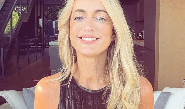 Jackie ‘O’ Henderson šepuri se svojim vitkim stasom dok odlazi u grad kako bi proslavila objavljivanje svojih memoara