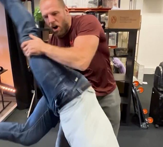 James Haskell otkriva da je završio u bolnici s poderanim bicepsom nakon što je pokušao prevrnuti Mikea Tindalla u triku koji nije uspio