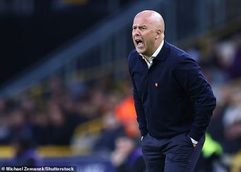 Jamie Carragher savjetuje nove šefove Enza Marescu i Arnea Slota da se bore za velike nagrade dok se Chelsea sprema za veliko putovanje u Liverpool – i tvrdi da Man City više neće imati samo Arsenal da se brani u utrci za naslov