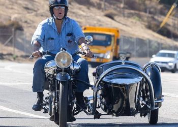 Jay Leno, 74, krstari rijetkim starinskim motociklom od 250 tisuća dolara gotovo dvije godine nakon nesreće na biciklu