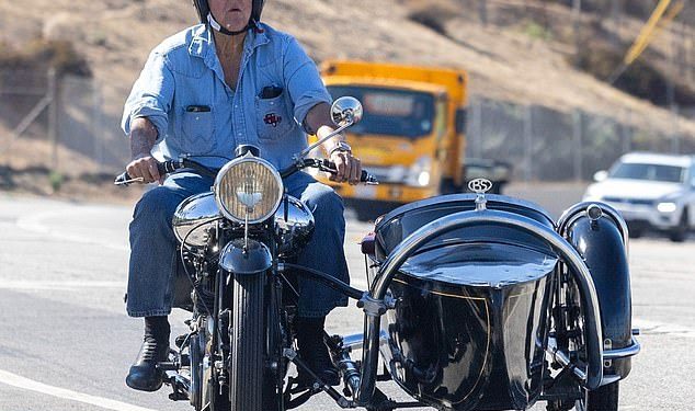 Jay Leno, 74, krstari rijetkim starinskim motociklom od 250 tisuća dolara gotovo dvije godine nakon nesreće na biciklu