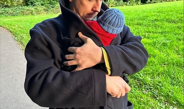 Joe Lycett otkriva da je postao otac dok dijeli slatku snimku na kojoj ljulja novorođenog sina – nakon što je potvrdio da ima tajnu djevojku