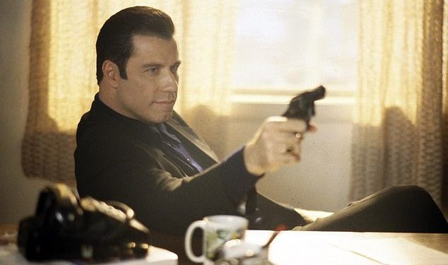 John Travolta bio je toliko opsjednut ‘slavom’ da nije bio u stanju naučiti svoje rečenice i trebale su mu goleme kartice s znakovima, otkriva redatelj Get Shorty