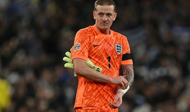 Jordan Pickford procjenjuje izglede Leeja Carsleya u Engleskoj nakon katastrofalne igre protiv Grčke – i bizarno tvrdi da Tri lava ‘nisu bila daleko’ u povijesnom porazu