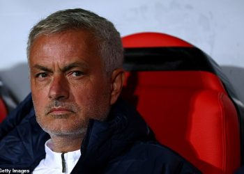 Jose Mourinho raskinuo je ugovor sa zvijezdom Fenerbahcea samo DANA prije okršaja s bivšim klubom Man Unitedom u Europskoj ligi – potez koji bi mogao upozoriti vrhunske europske klubove