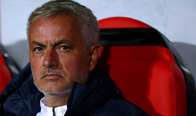 Jose Mourinho raskinuo je ugovor sa zvijezdom Fenerbahcea samo DANA prije okršaja s bivšim klubom Man Unitedom u Europskoj ligi – potez koji bi mogao upozoriti vrhunske europske klubove