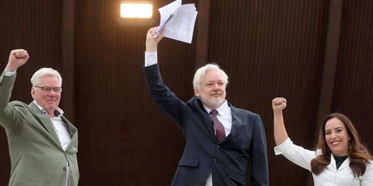 Julian Assange iz WikiLeaksa kaže da je priznao ‘krivicu za novinarstvo’ kako bi bio oslobođen