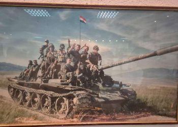 KAO DA JE BILO JUČER: Otvorena izložba ratnih fotografija Oklopne bojne Brigade kralja Tomislava