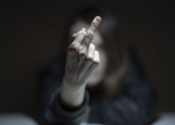 KLJUČ Nakon što je iz auta pokazao srednji prst policajcima, stariji muškarac uhvaćen i prekršajno prijavljen