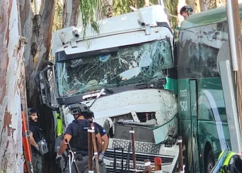 Kamion se zabio u autobusnu stanicu kraj baze izraelske vojske u mogućem terorističkom napadu, deseci ozlijeđenih