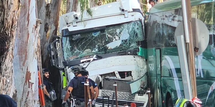 Kamion se zabio u autobusnu stanicu kraj baze izraelske vojske u mogućem terorističkom napadu, deseci ozlijeđenih