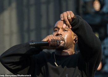 Kanye West otkriva da je njegov nadolazeći album Bully dostupan za predbilježbu za samo £16 dok reper predstavlja novu robu