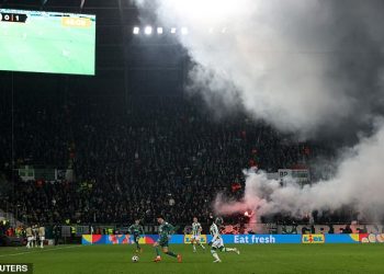 Kaos u Mađarskoj jer je Tottenhamov okršaj Europske lige protiv Ferencvaroša ODGOĐEN zbog loše vidljivosti nakon bakljadi domaćih navijača