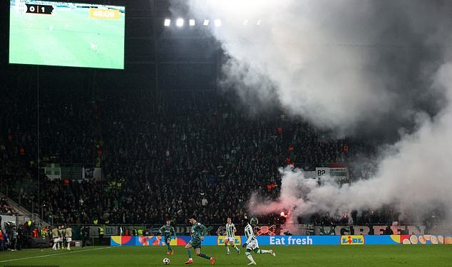 Kaos u Mađarskoj jer je Tottenhamov okršaj Europske lige protiv Ferencvaroša ODGOĐEN zbog loše vidljivosti nakon bakljadi domaćih navijača