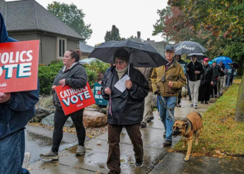 Katolici održavaju ‘Skup krunice’ ispred kuće Gretchen Whitmer