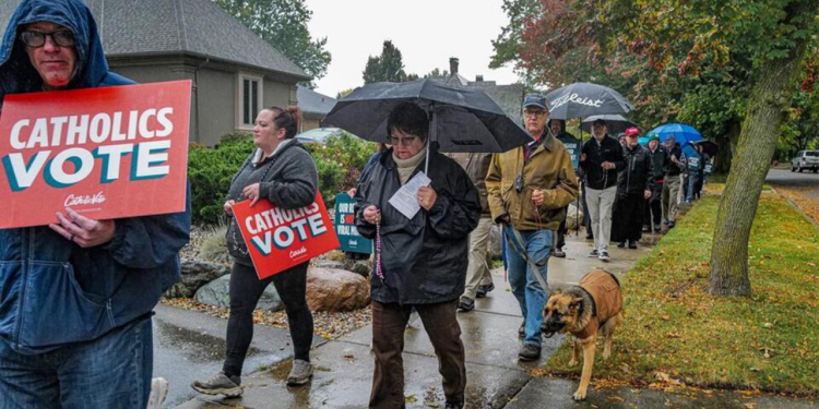 Katolici održavaju ‘Skup krunice’ ispred kuće Gretchen Whitmer