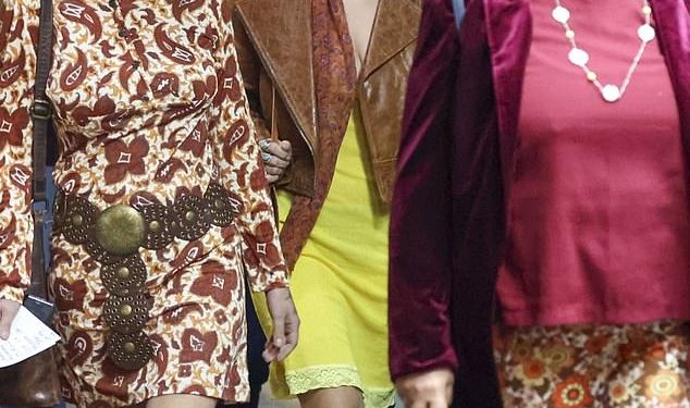 Kći Beca i Lleytona Hewitta Mia, 18, postaje boem u dekoltiranoj žutoj haljini dok izlazi na pozornicu u Sydneyu sa svojim bendom Father’s Favorite