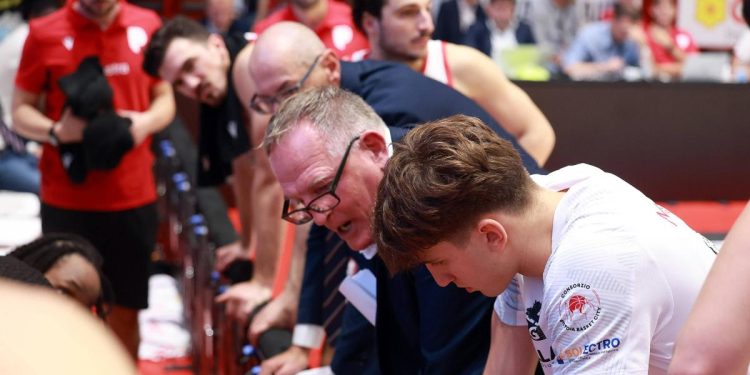 Košarka, Rowan predsjednik “trener” se ispričava, izjava: “Na klupi kao prevoditelj”