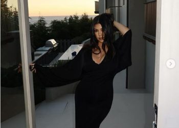 Kourtney Kardashian oduševila u dekoltiranoj haljini nakon što je otkrila omiljenu knjigu sina Rockyja