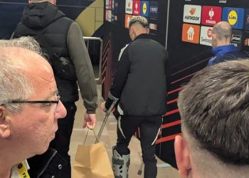 Krilni igrač Man Uniteda Antony primijećen je na štakama nakon što su ga iznijeli na nosilima u 1-1 remiju s Fenerbahceom