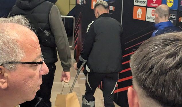 Krilni igrač Man Uniteda Antony primijećen je na štakama nakon što su ga iznijeli na nosilima u 1-1 remiju s Fenerbahceom