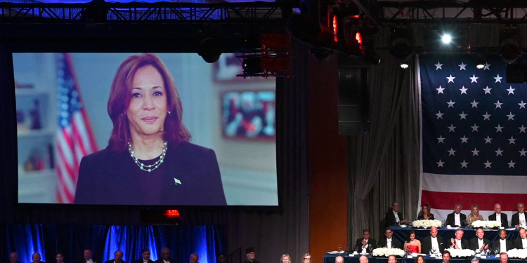 Kritičari vuku Harrisa zbog ‘cringe’ unaprijed snimljenog videa emitiranog tijekom katoličke dobrotvorne večere