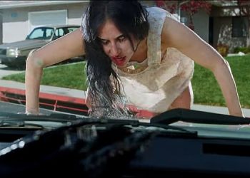 Lady Gaga objavila JAKO mračan glazbeni video za novi singl Disease u kojem je vidi vezanu lancima, povraća crnu krv i bori se s poremećenim verzijama sebe