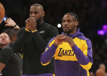 LeBron James nudi sinu Bronnyju nekoliko očinskih savjeta nekoliko trenutaka prije nego što dvojac iz Lakersa ispiše NBA povijest