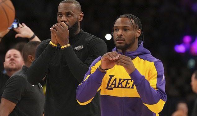 LeBron James nudi sinu Bronnyju nekoliko očinskih savjeta nekoliko trenutaka prije nego što dvojac iz Lakersa ispiše NBA povijest