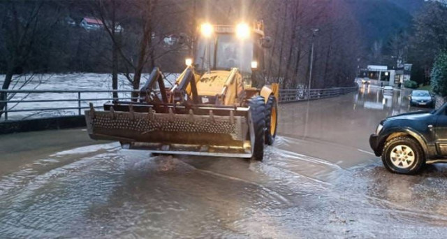 M17 NEPROHODNA Zbog odrona zemlje i kamenja promet obustavljen na cesti Konjic-Jablanica-Mostar