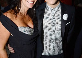 Mama Harryja Stylesa dijeli dirljivu počast u tri riječi Liamu Payneu nakon tragične smrti zvijezde One Directiona u 31. godini