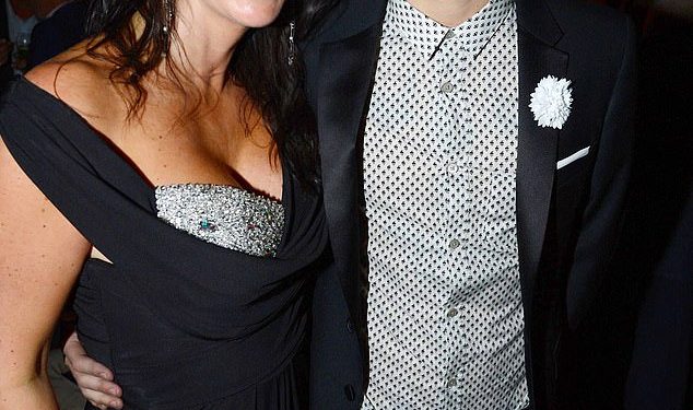 Mama Harryja Stylesa dijeli dirljivu počast u tri riječi Liamu Payneu nakon tragične smrti zvijezde One Directiona u 31. godini