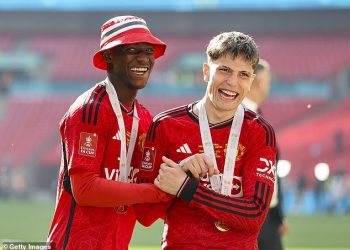 Man United koji štedi troškove traži od rivala Man Cityja da doveze svoje igrače na ceremoniju Ballon d’Or njihovim privatnim zrakoplovom – samo da bi bio odbijen