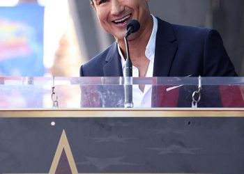 Mario Lopez (51) izgleda mladoliko kad dobije svoju zvijezdu na Stazi slavnih u Hollywoodu dok pozira s Markom Wahlbergom