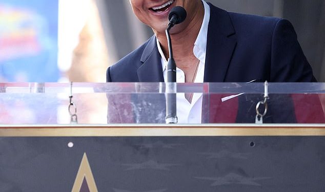 Mario Lopez (51) izgleda mladoliko kad dobije svoju zvijezdu na Stazi slavnih u Hollywoodu dok pozira s Markom Wahlbergom